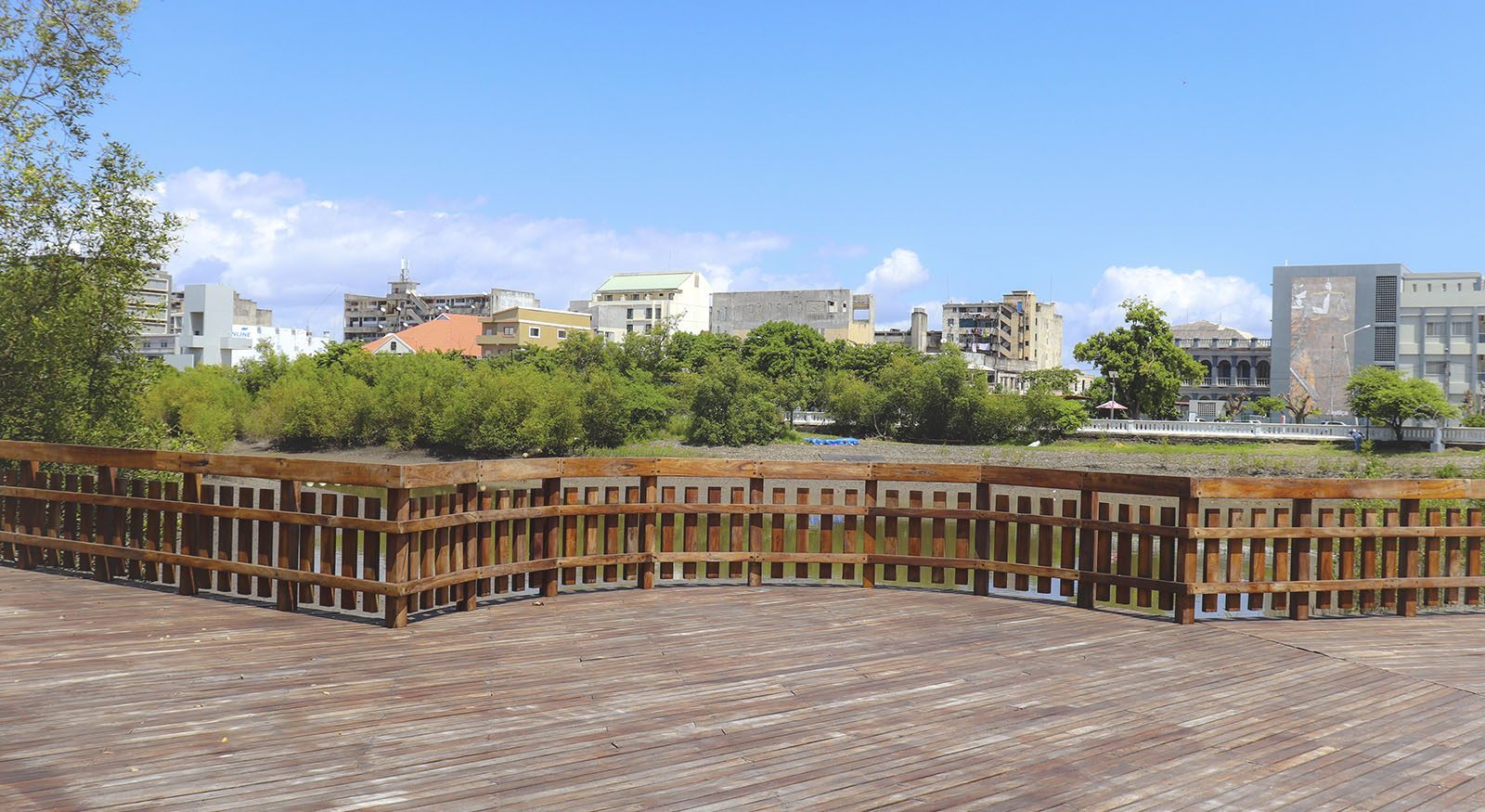 Passadico de madeira com vista para o parque e a cidade da Beira
