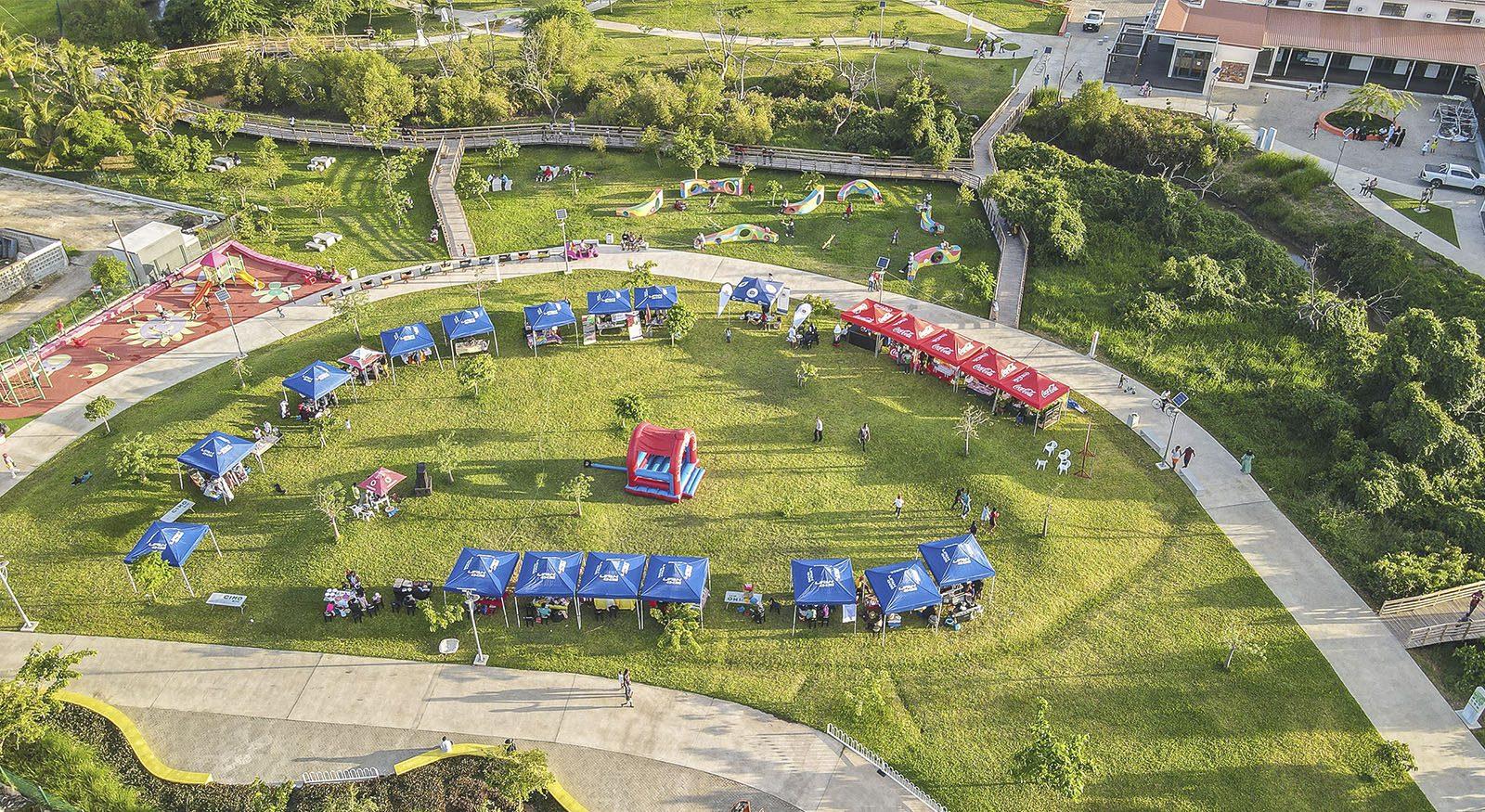 Vista aerea do parque com visitantes, tendas e espacos abertos