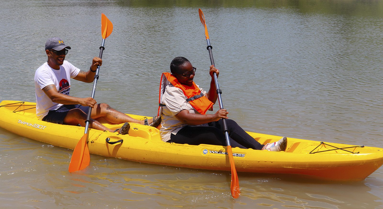 Visitantes a andar de kayak no espelho de agua do parque