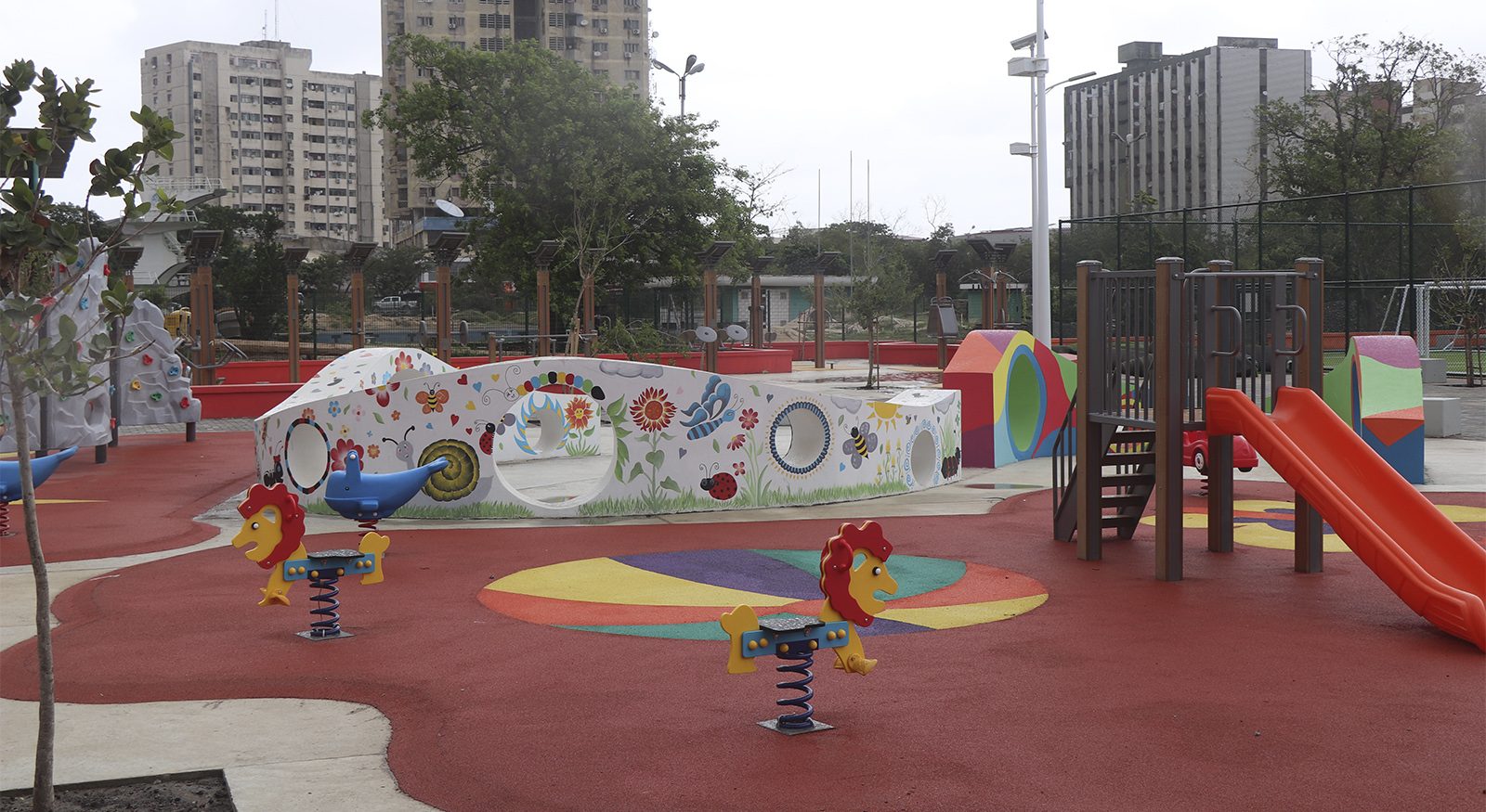 Parque infantil colorido dentro do complexo do parque