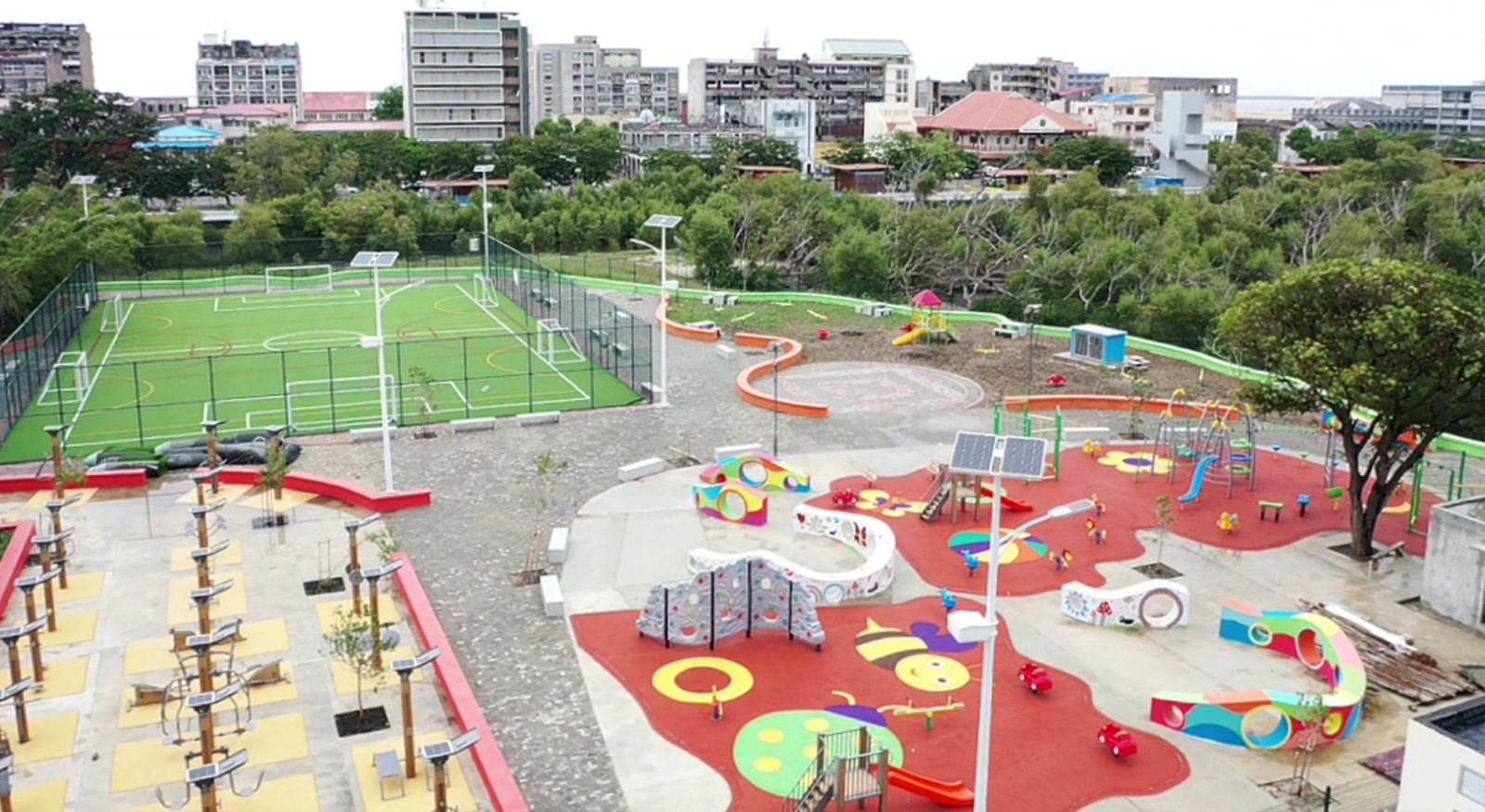 Campo desportivo e zona infantil vistos de cima no parque